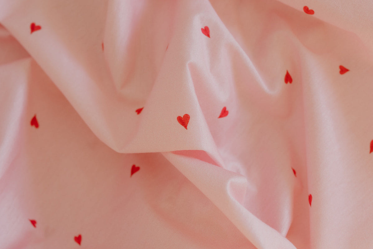 Darling Heart fitted sheet, soft pink organic cotton with red hearts